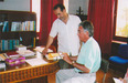El autor con Mohammed Elouahdami. Alcalde (Rais) del Ayuntamiento de Sidi Ifni