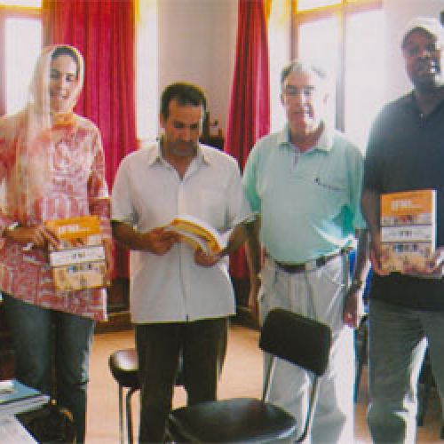 El autor en el despacho del Rais (alcalde) del Ayuntamiento de Sidi Ifni acompañado por Khadija Ziane   Mohammed Elouahdari (Rais) e Ibrahim Sballil.